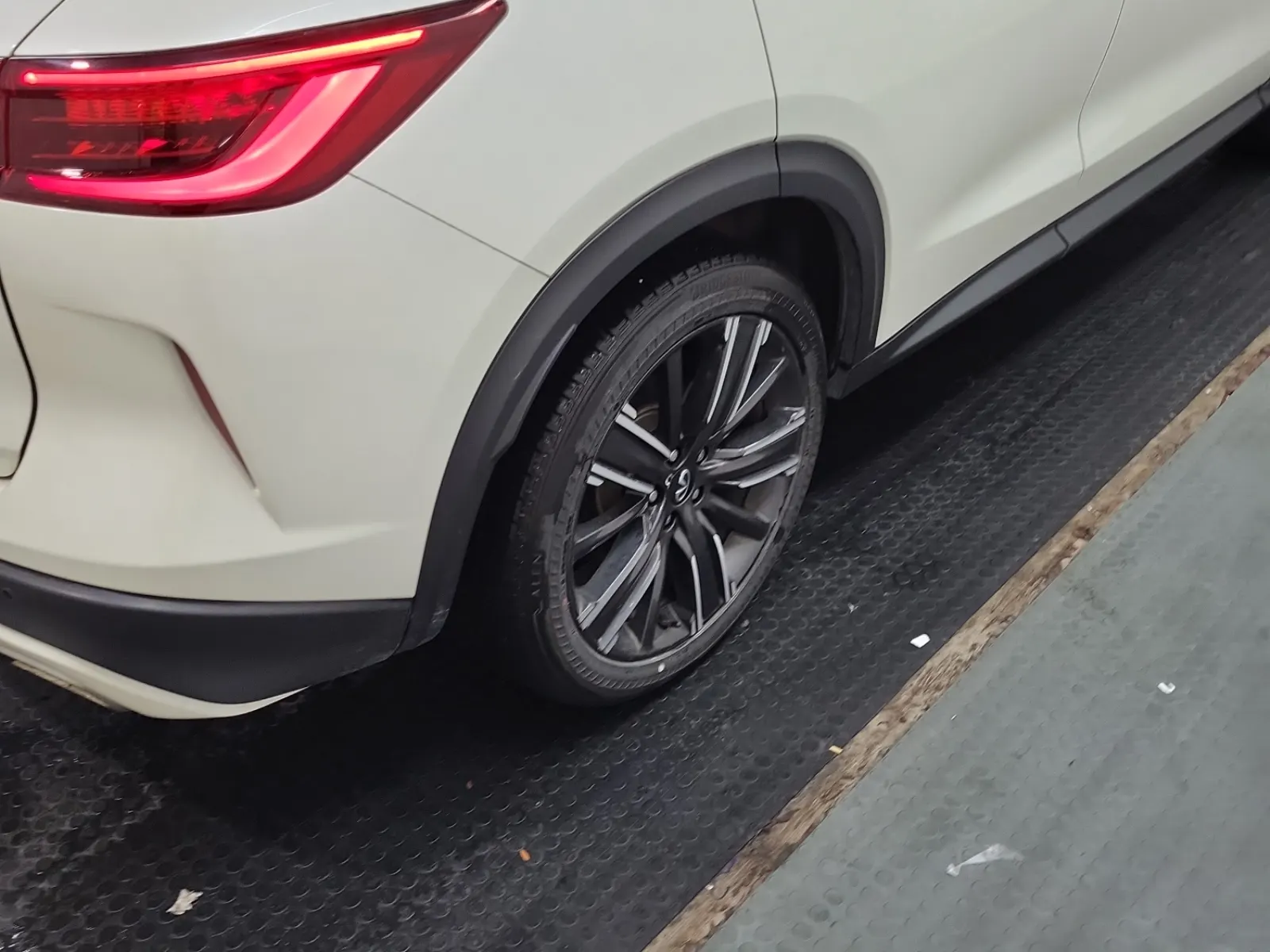 Right Rear Wheel/Tire Photo