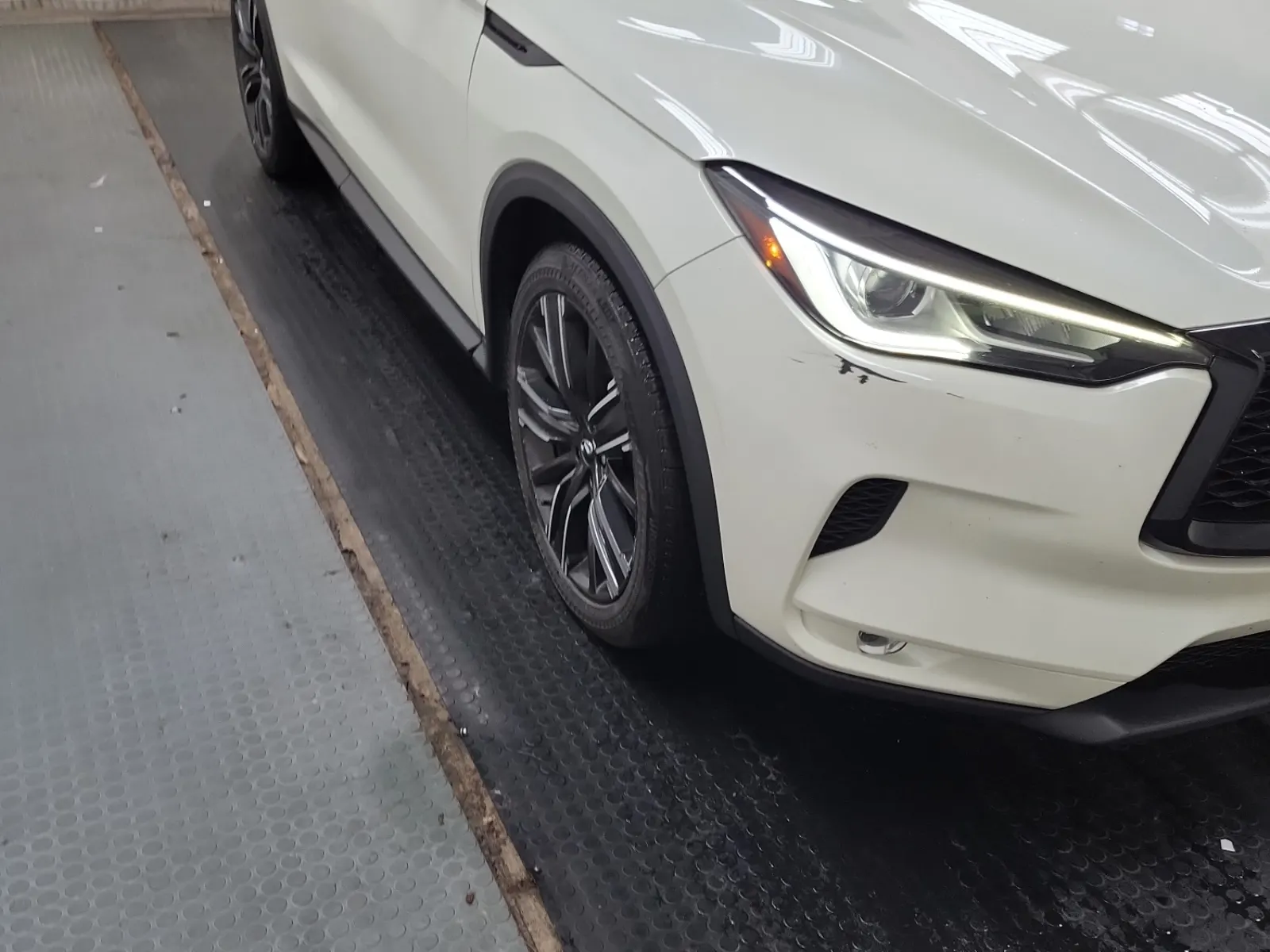 Right Front Wheel/Tire Photo