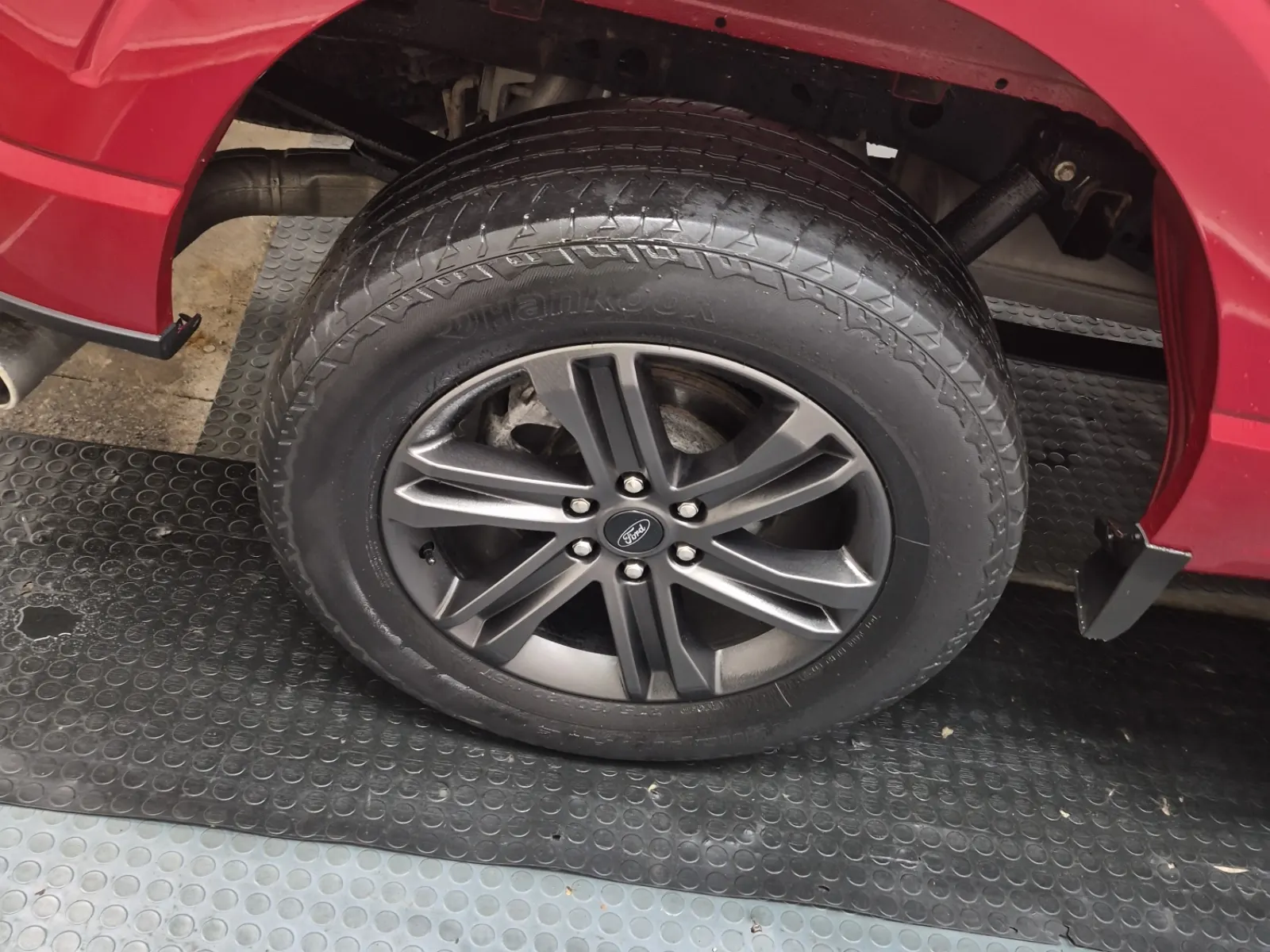 Right Rear Wheel/Tire Photo