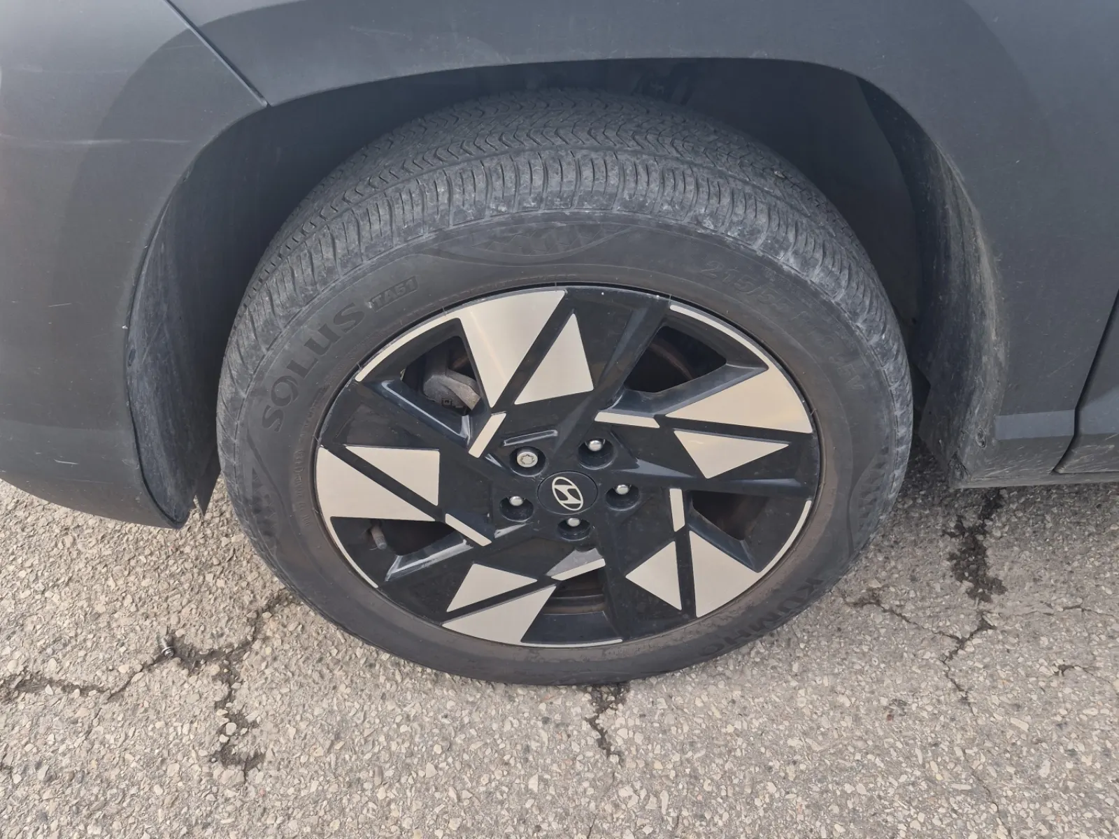 Front driver wheel/tire photo
