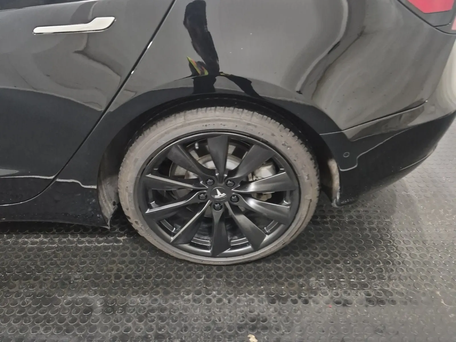 Left Rear Wheel/Tire Photo