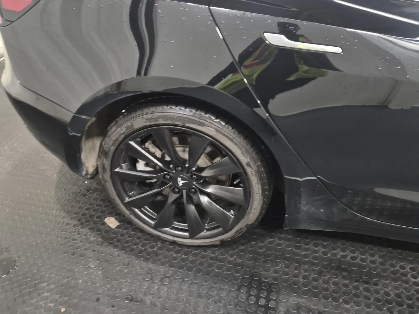 Right Rear Wheel/Tire Photo