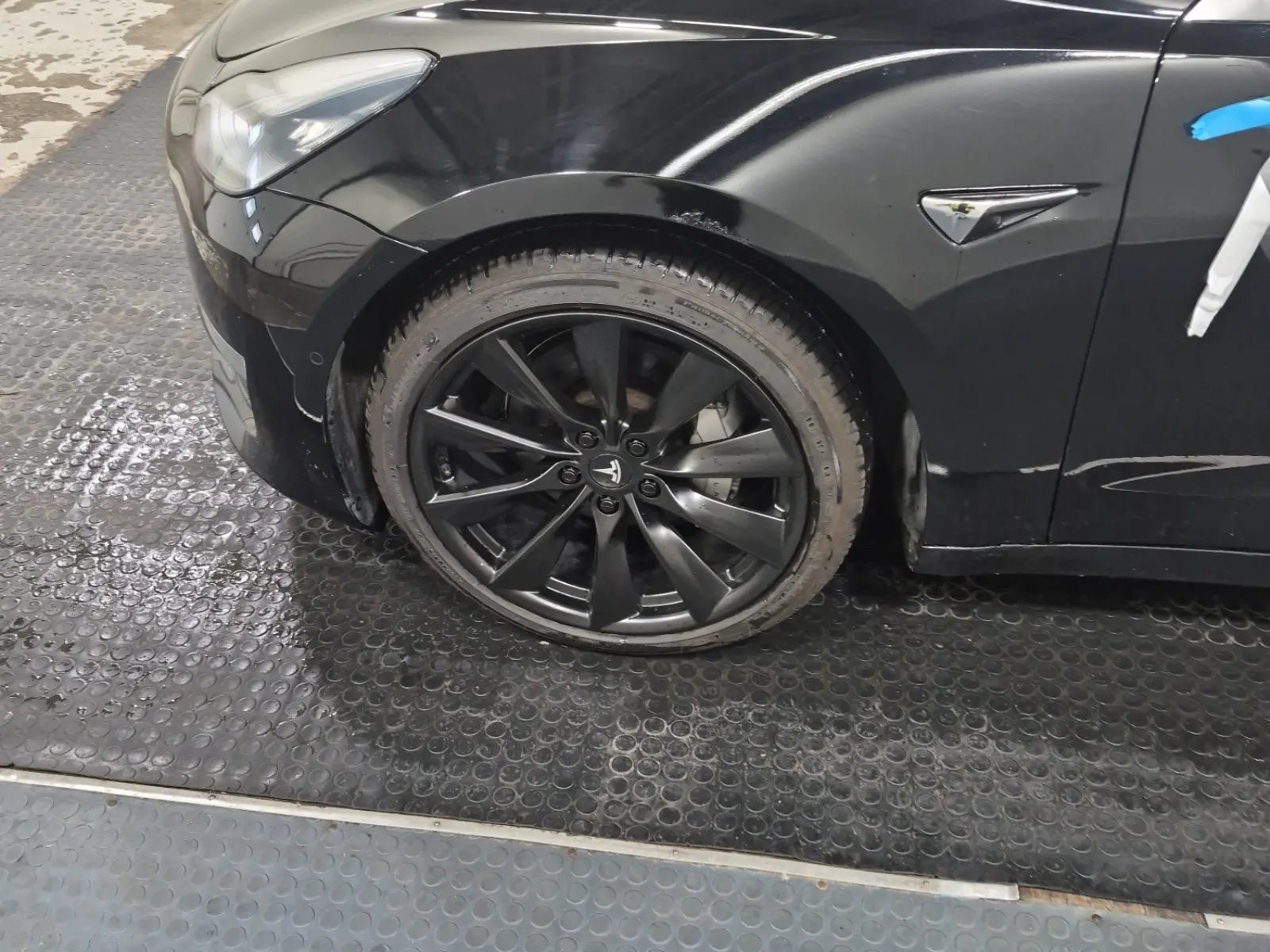 Front driver wheel/tire photo