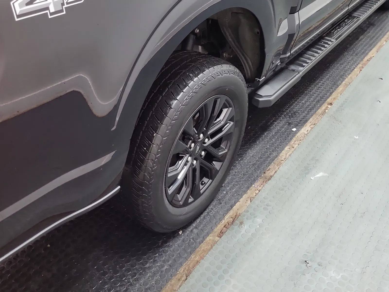 Right Rear Wheel/Tire Photo