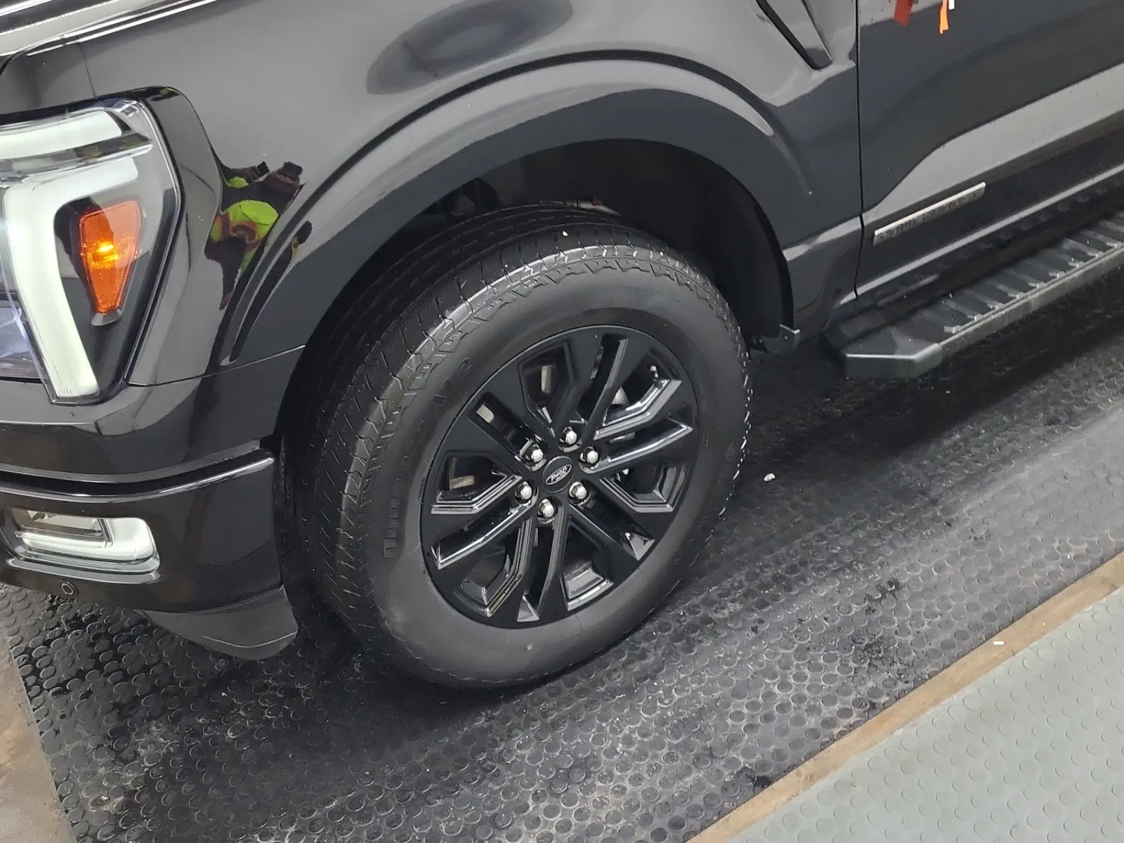 Front driver wheel/tire photo