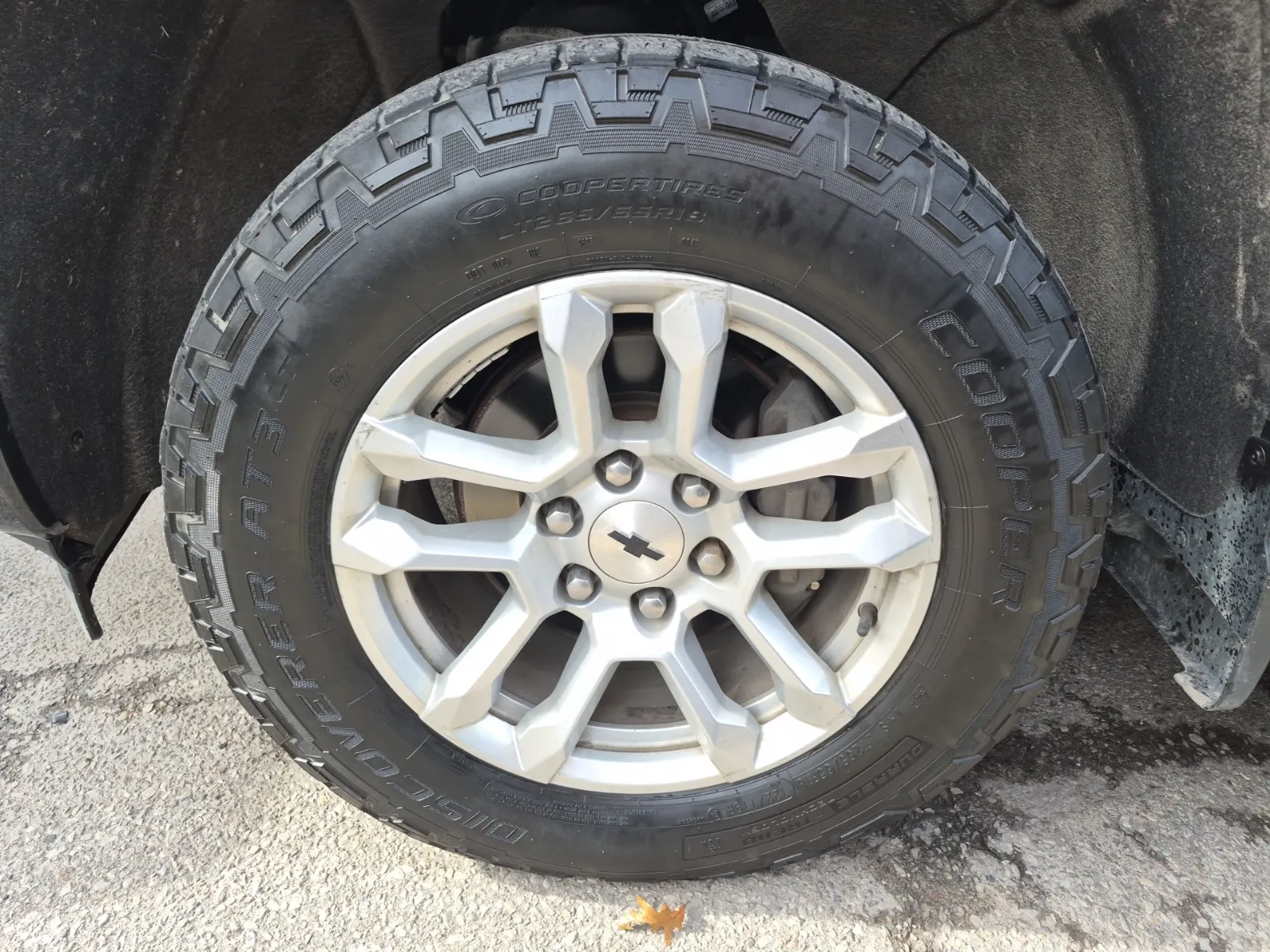 Front driver wheel/tire photo