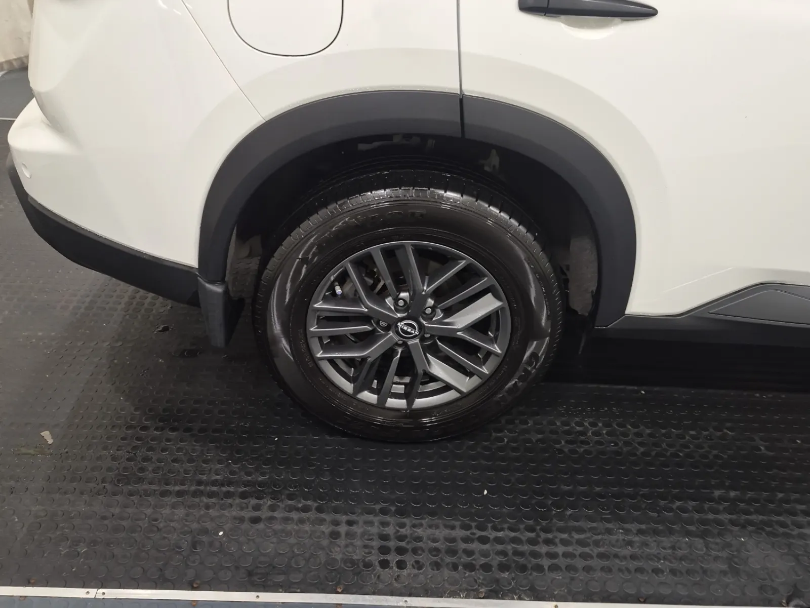 Right Rear Wheel/Tire Photo