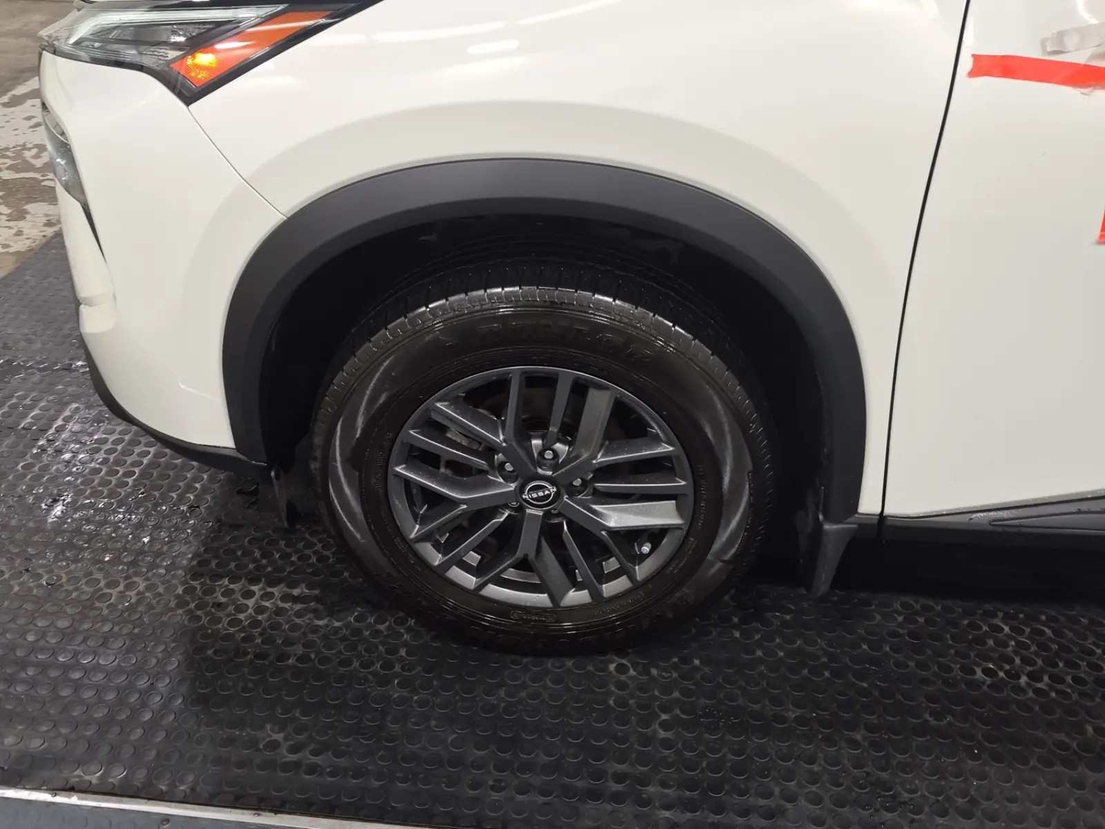 Front driver wheel/tire photo