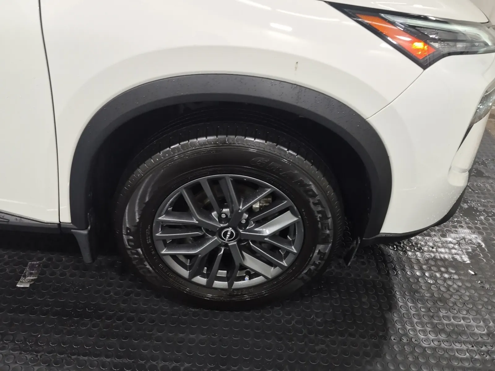 Right Front Wheel/Tire Photo