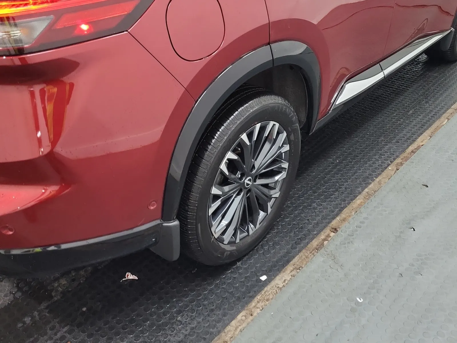 Right Rear Wheel/Tire Photo