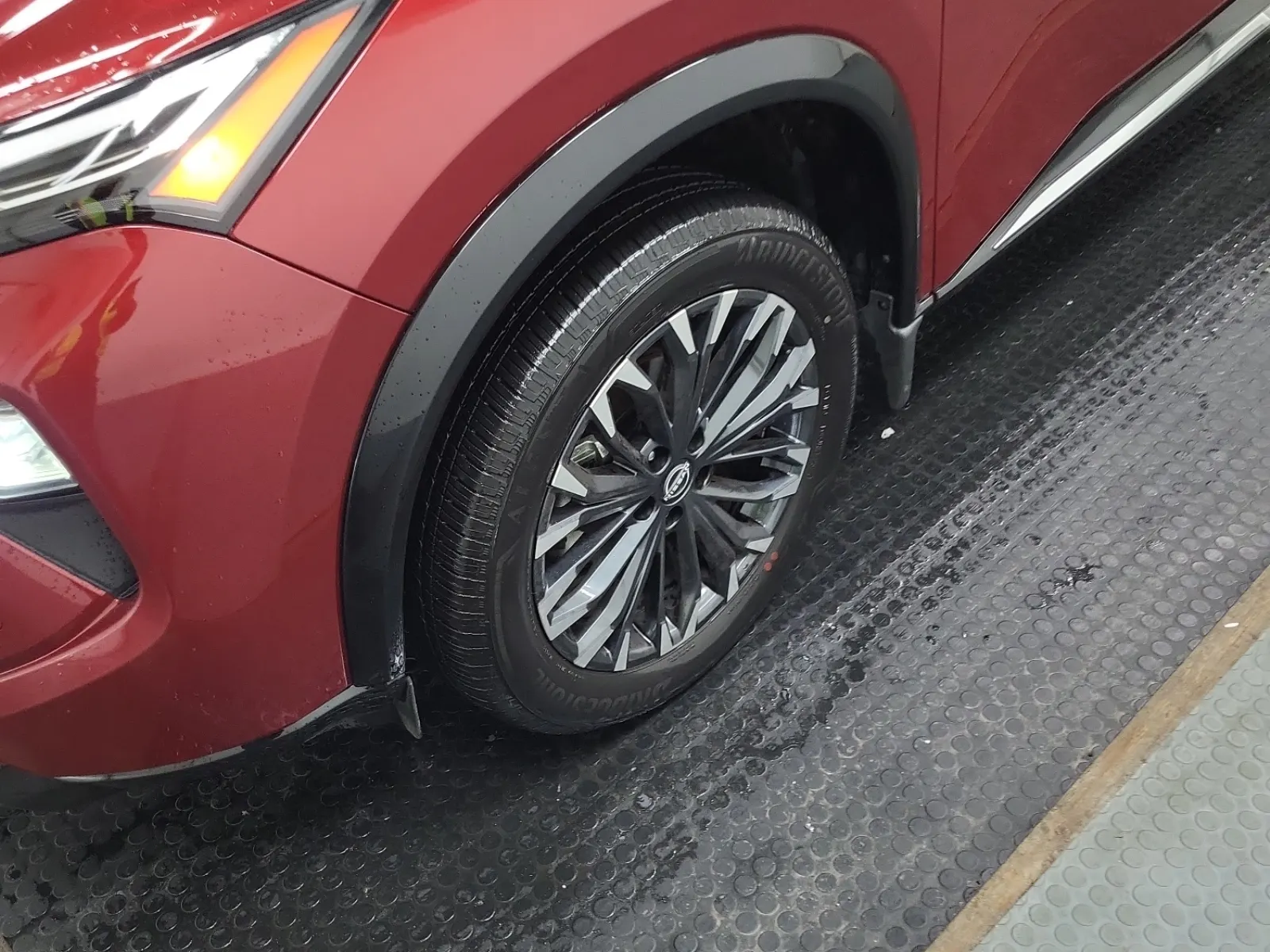 Front driver wheel/tire photo