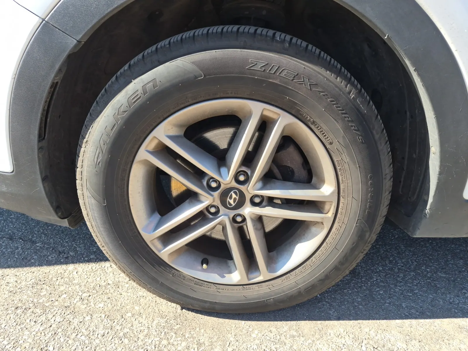 Front driver wheel/tire photo