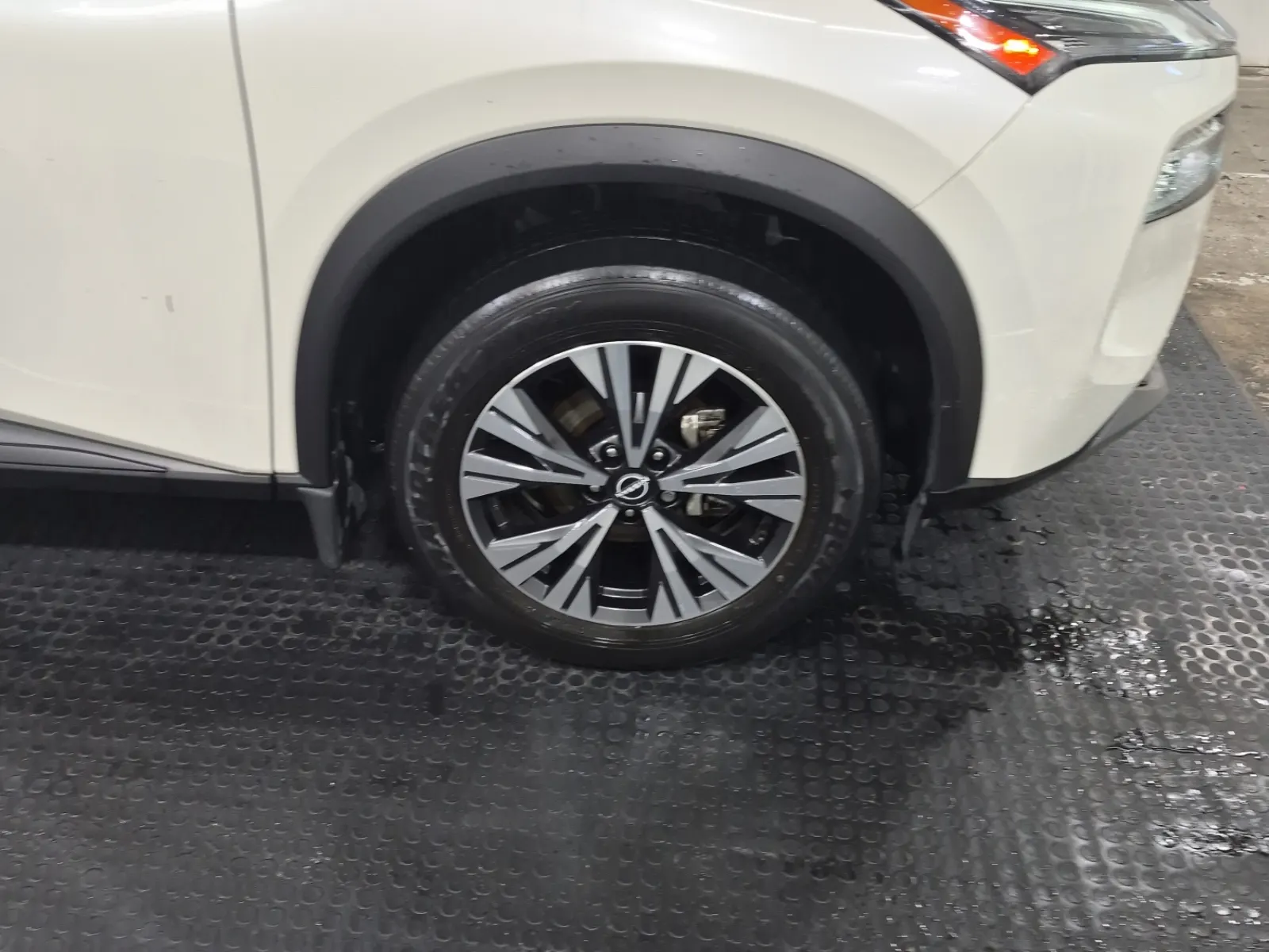 Right Front Wheel/Tire Photo