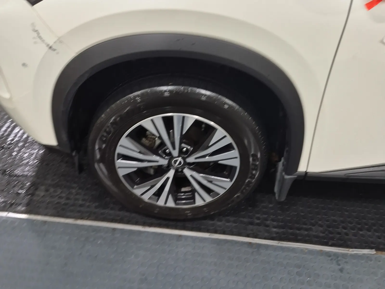 Front driver wheel/tire photo
