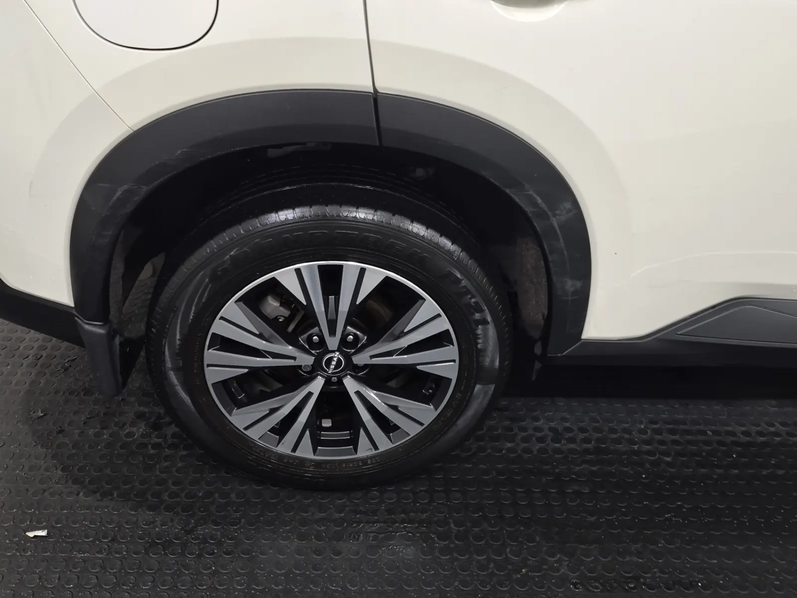 Right Rear Wheel/Tire Photo
