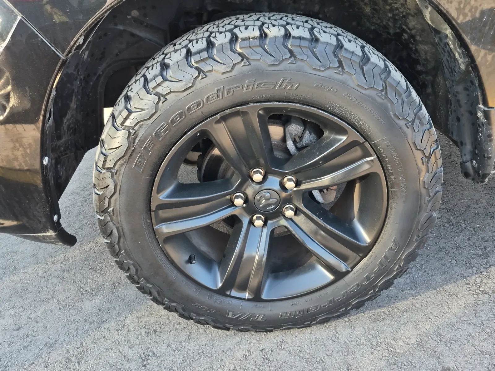 Front driver wheel/tire photo