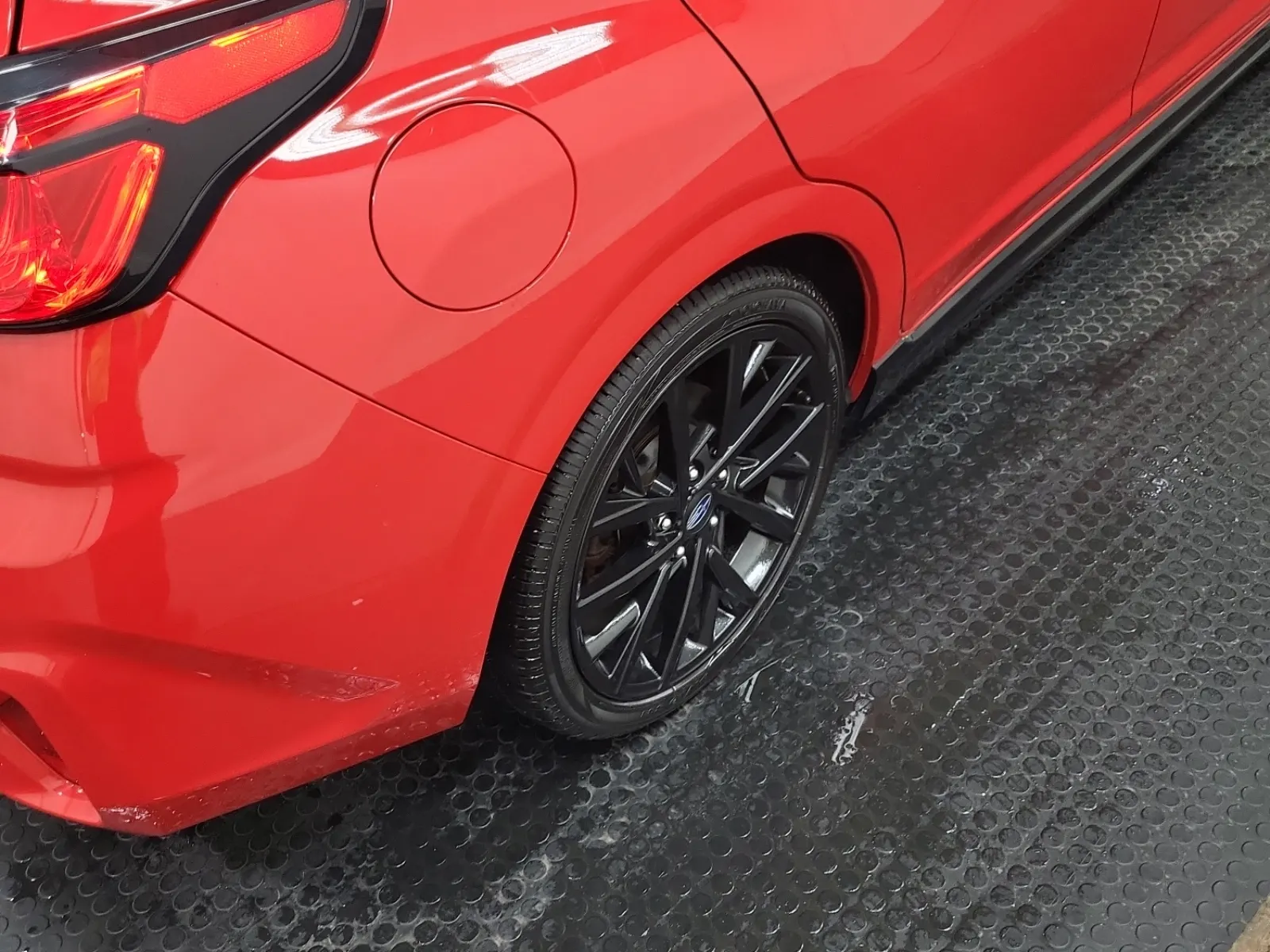 Right Rear Wheel/Tire Photo