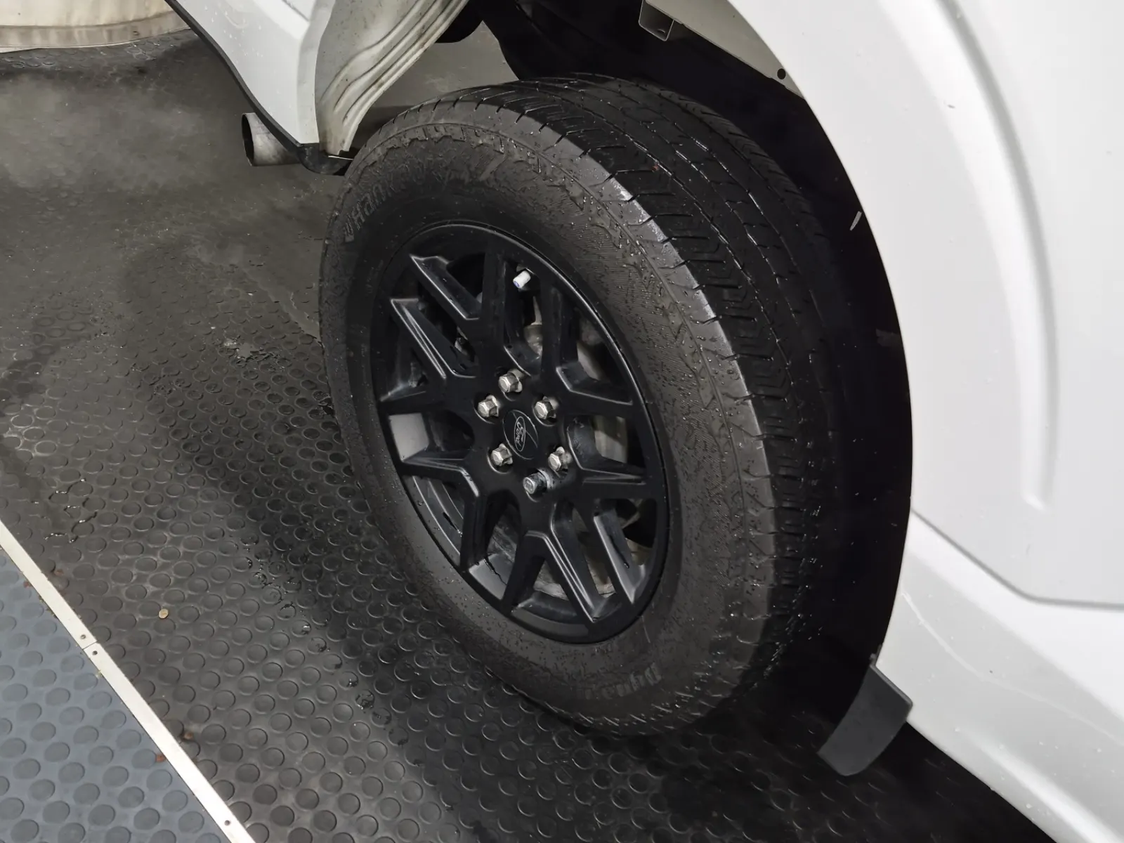 Right Rear Wheel/Tire Photo