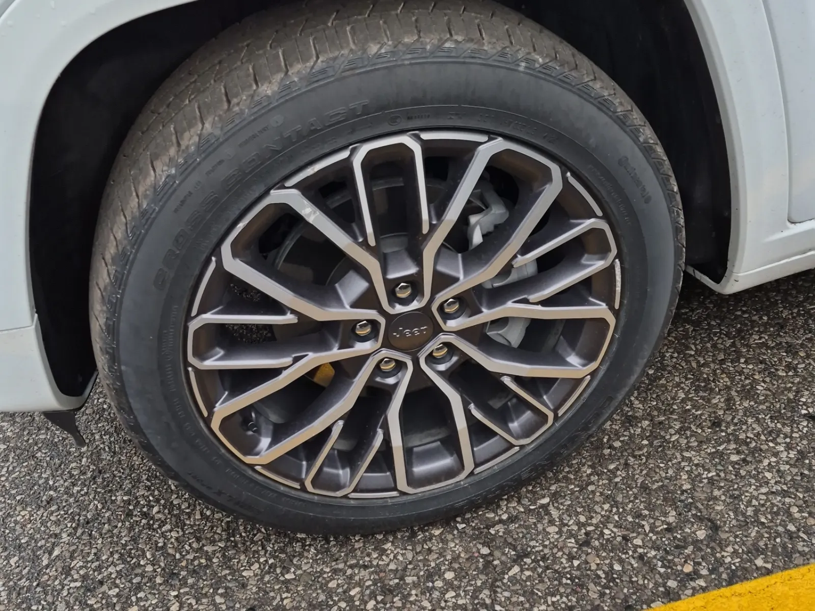 Front driver wheel/tire photo