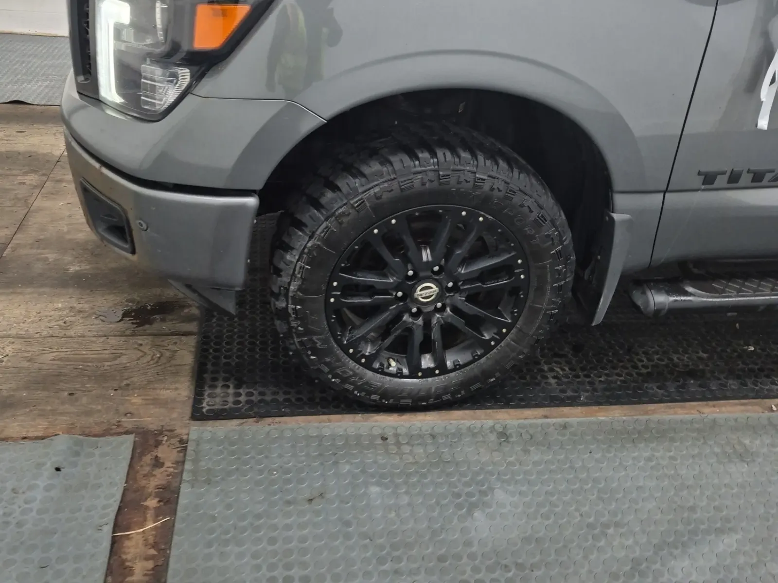 Front driver wheel/tire photo