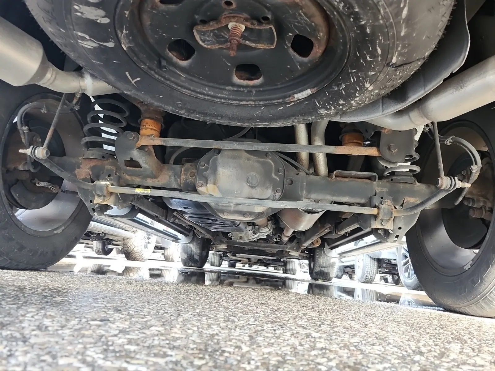 Undercarriage - Rear Photo