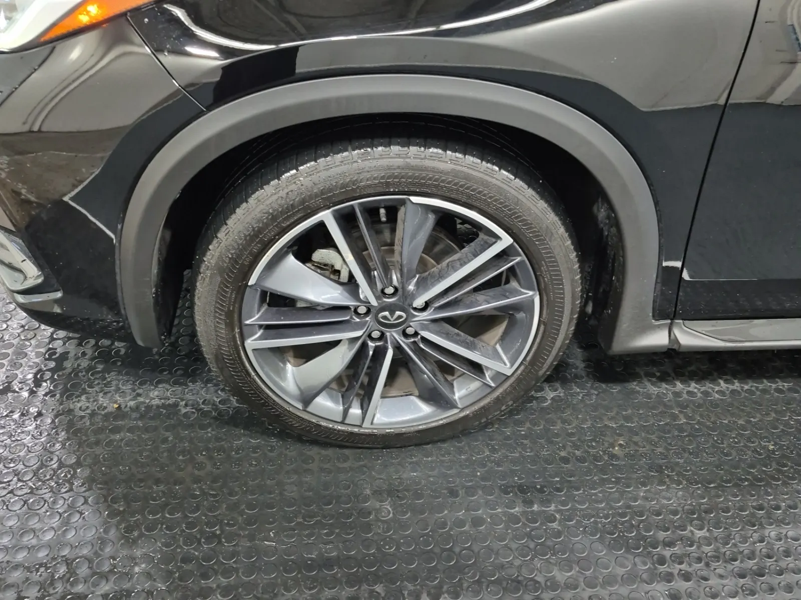 Front driver wheel/tire photo