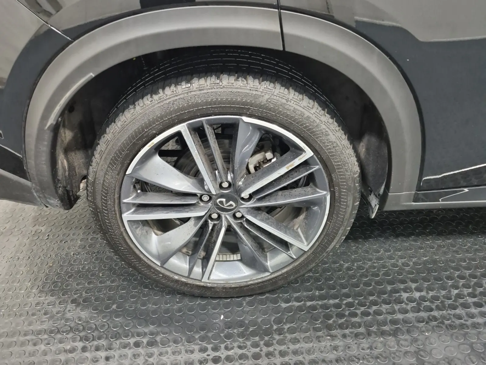Right Rear Wheel/Tire Photo