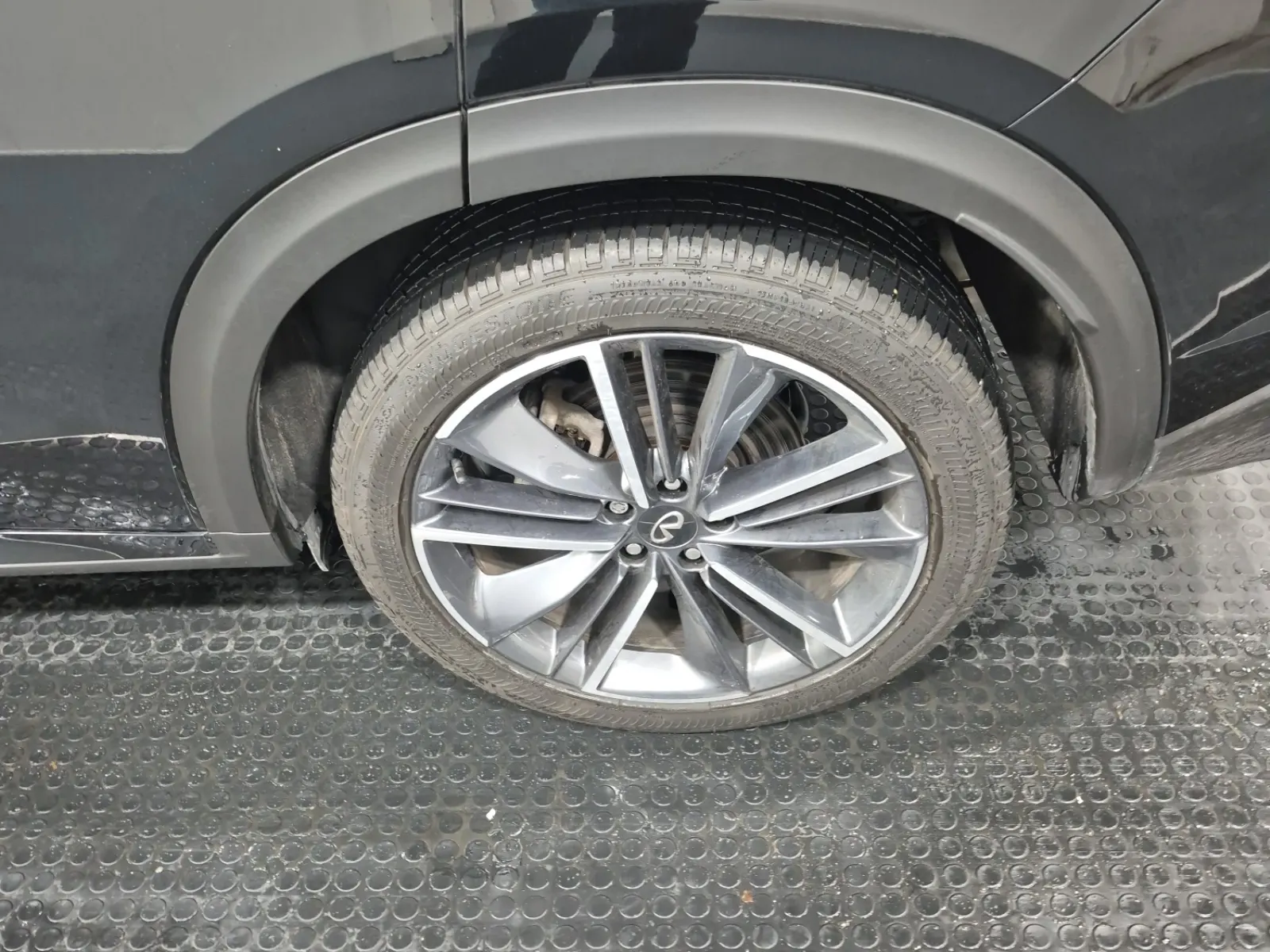 Left Rear Wheel/Tire Photo