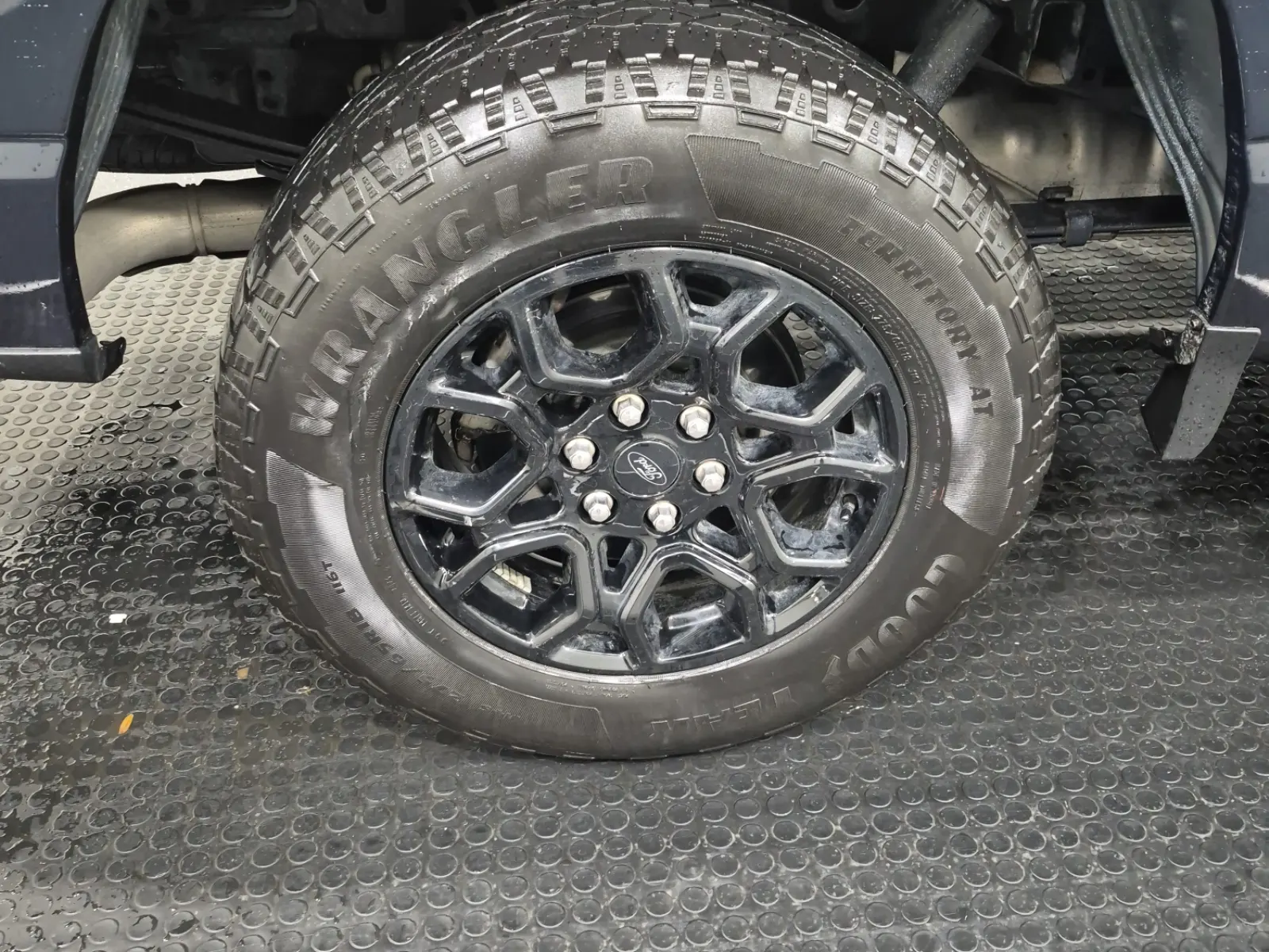 Right Rear Wheel/Tire Photo