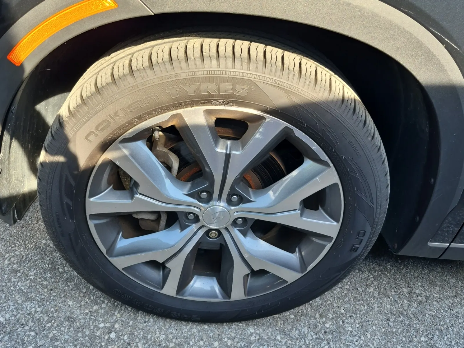 Front driver wheel/tire photo