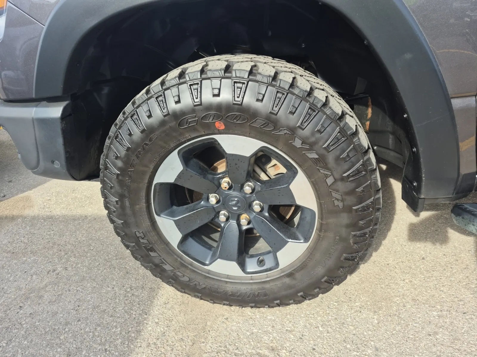 Front driver wheel/tire photo