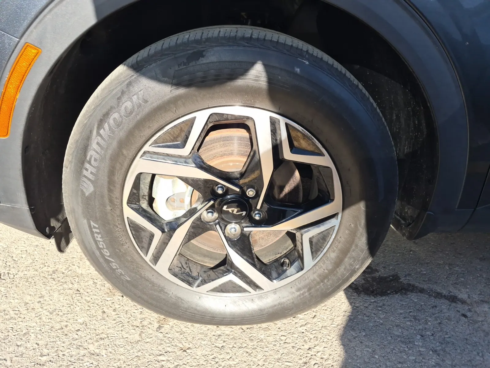 Front driver wheel/tire photo