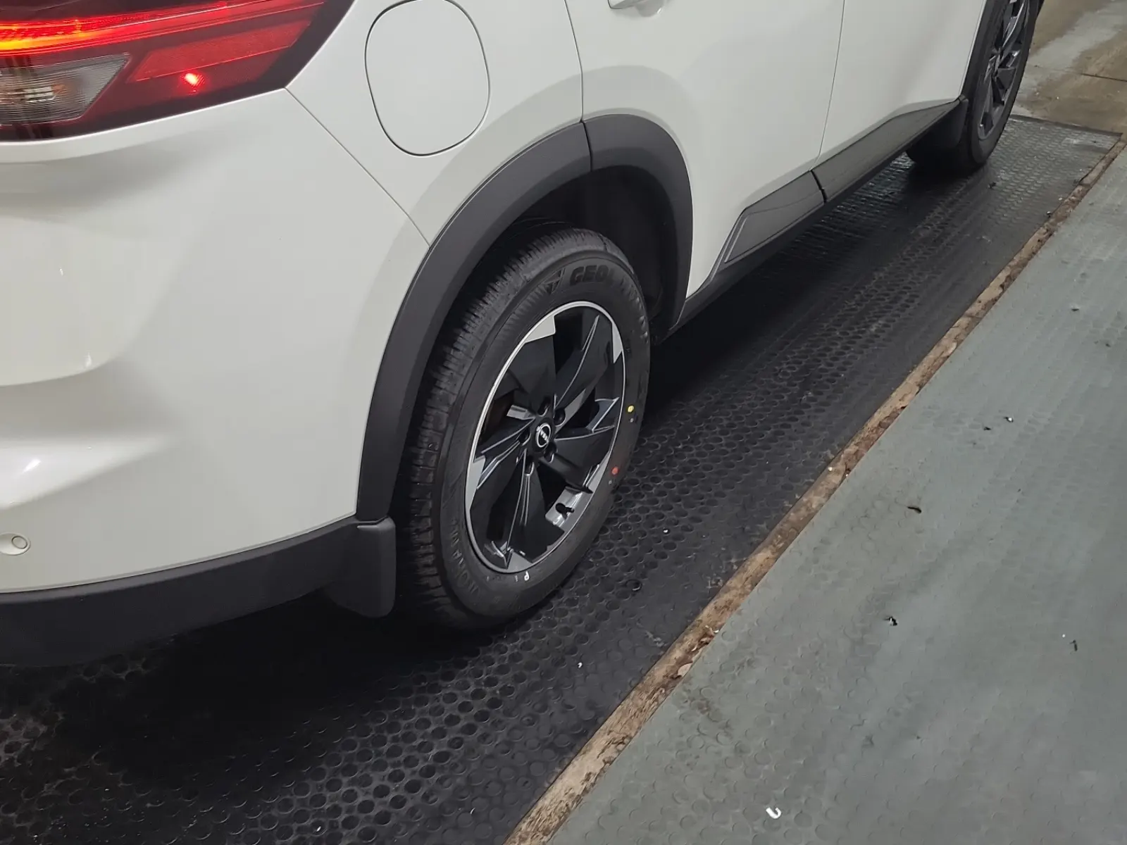 Right Rear Wheel/Tire Photo