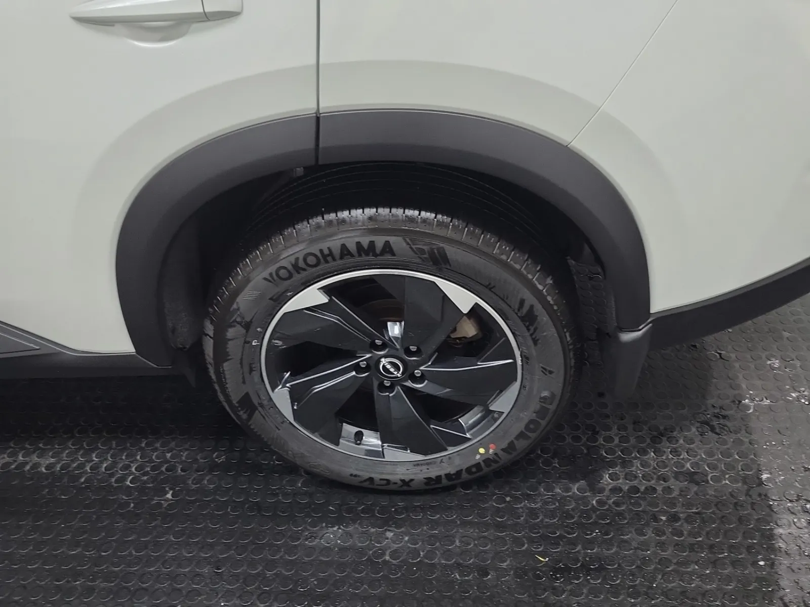 Left Rear Wheel/Tire Photo