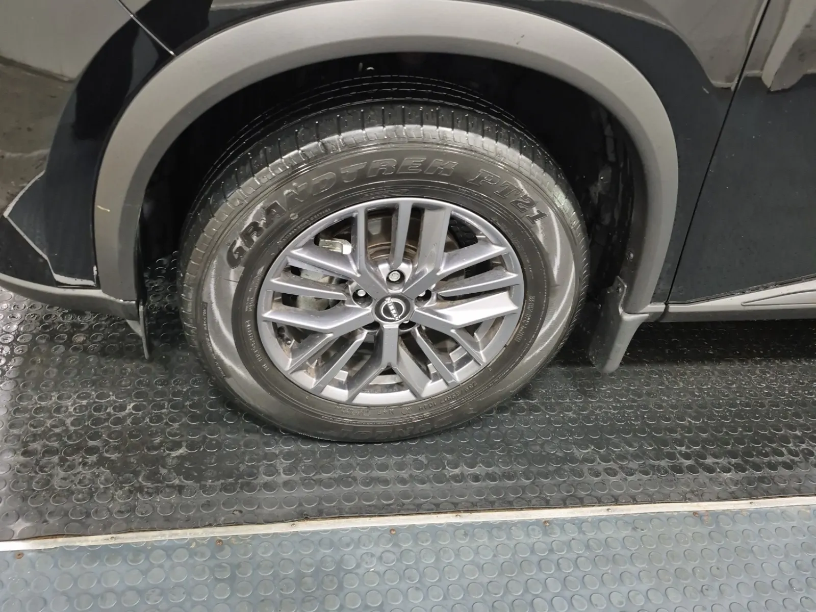 Front driver wheel/tire photo