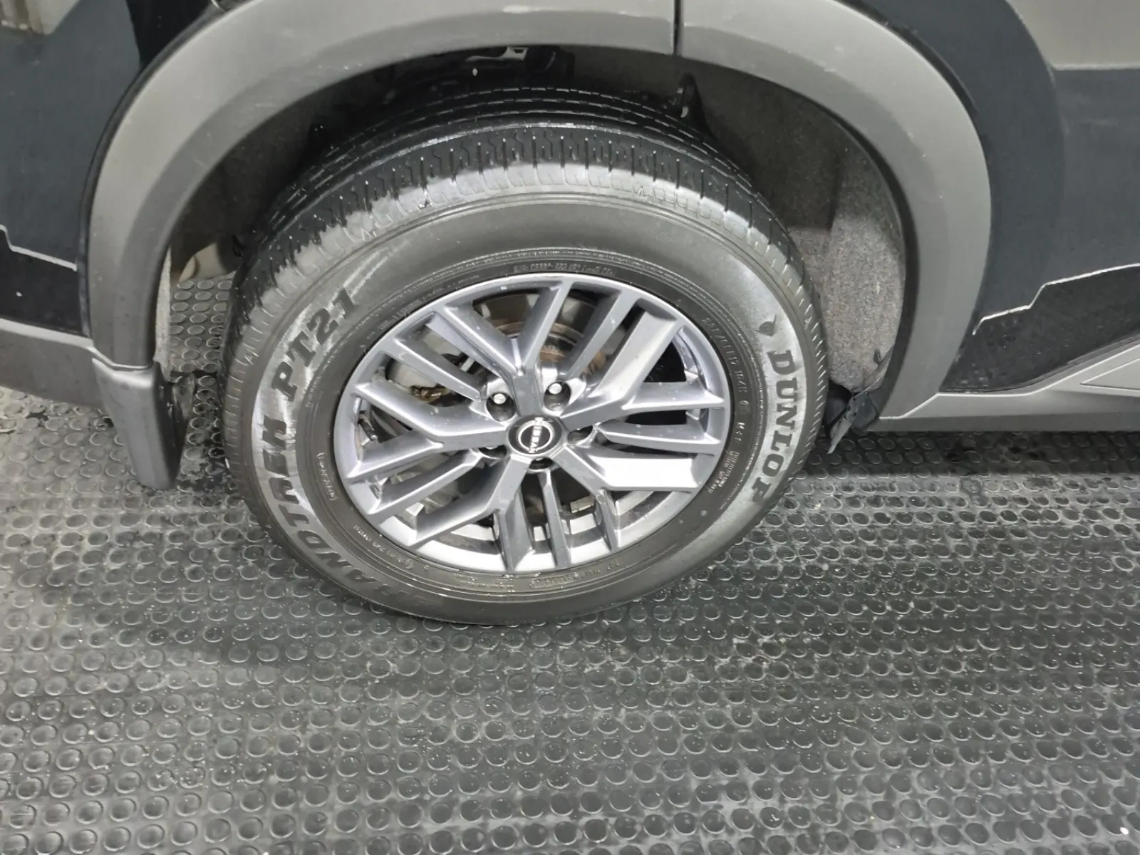Right Rear Wheel/Tire Photo