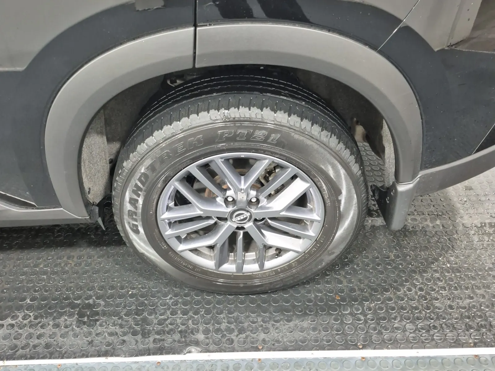 Left Rear Wheel/Tire Photo