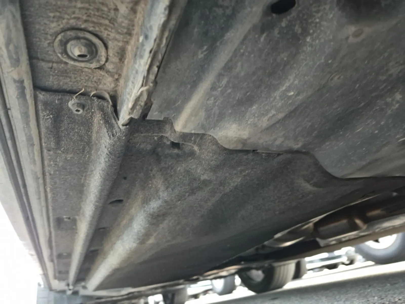 Undercarriage - Passenger Photo
