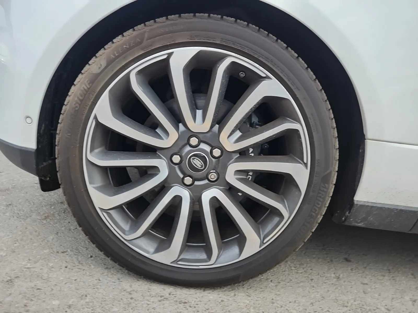 Front driver wheel/tire photo