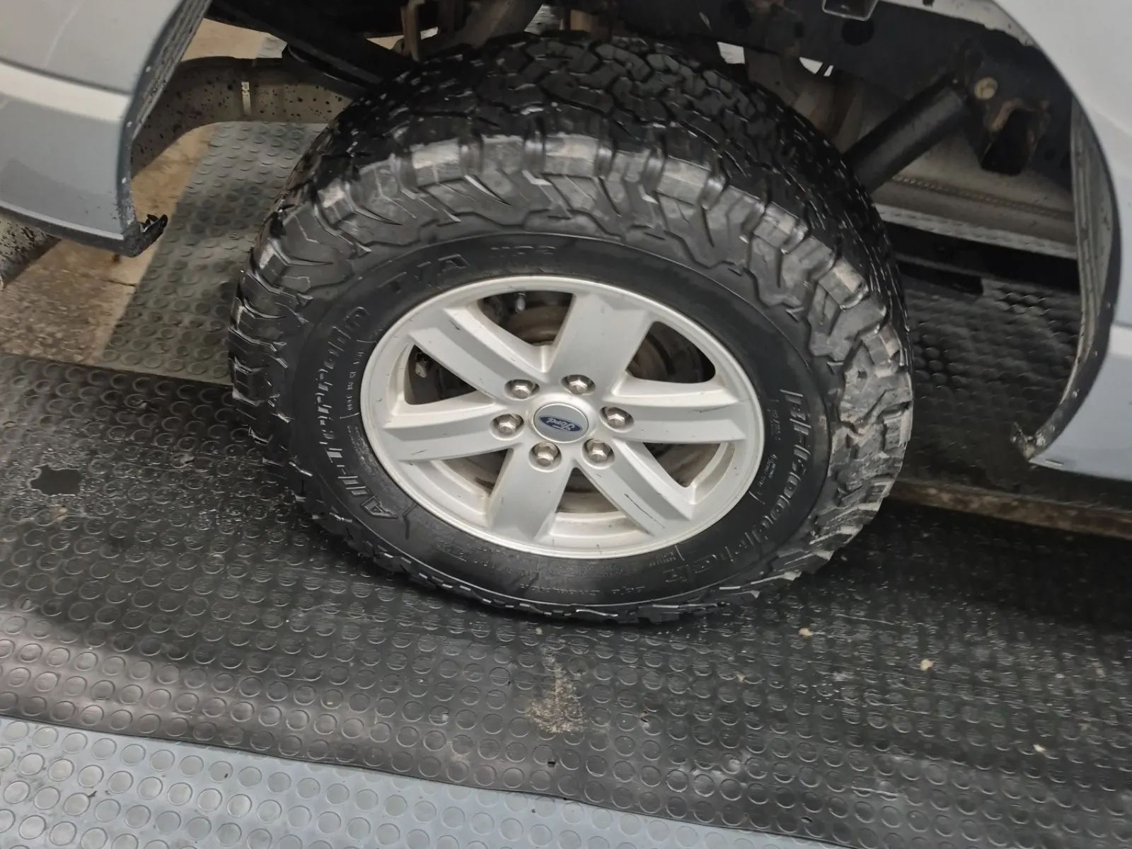 Right Rear Wheel/Tire Photo