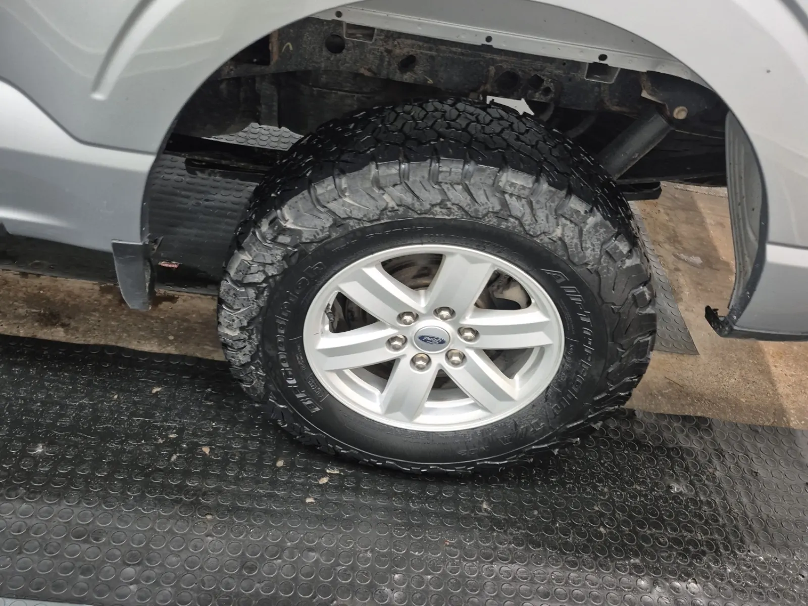 Left Rear Wheel/Tire Photo