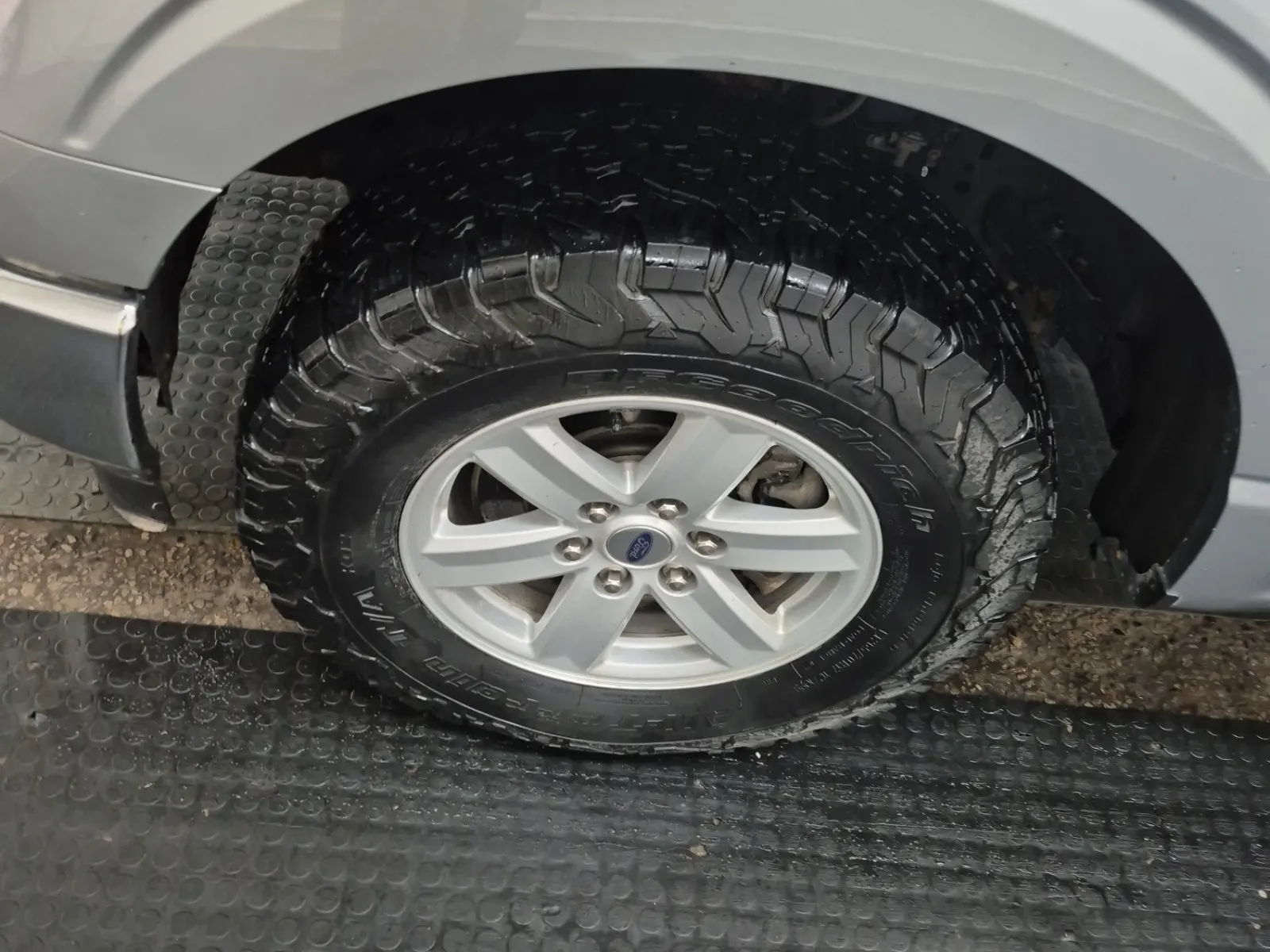 Front driver wheel/tire photo