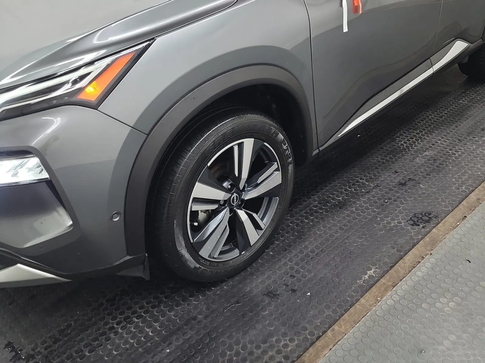 Front driver wheel/tire photo