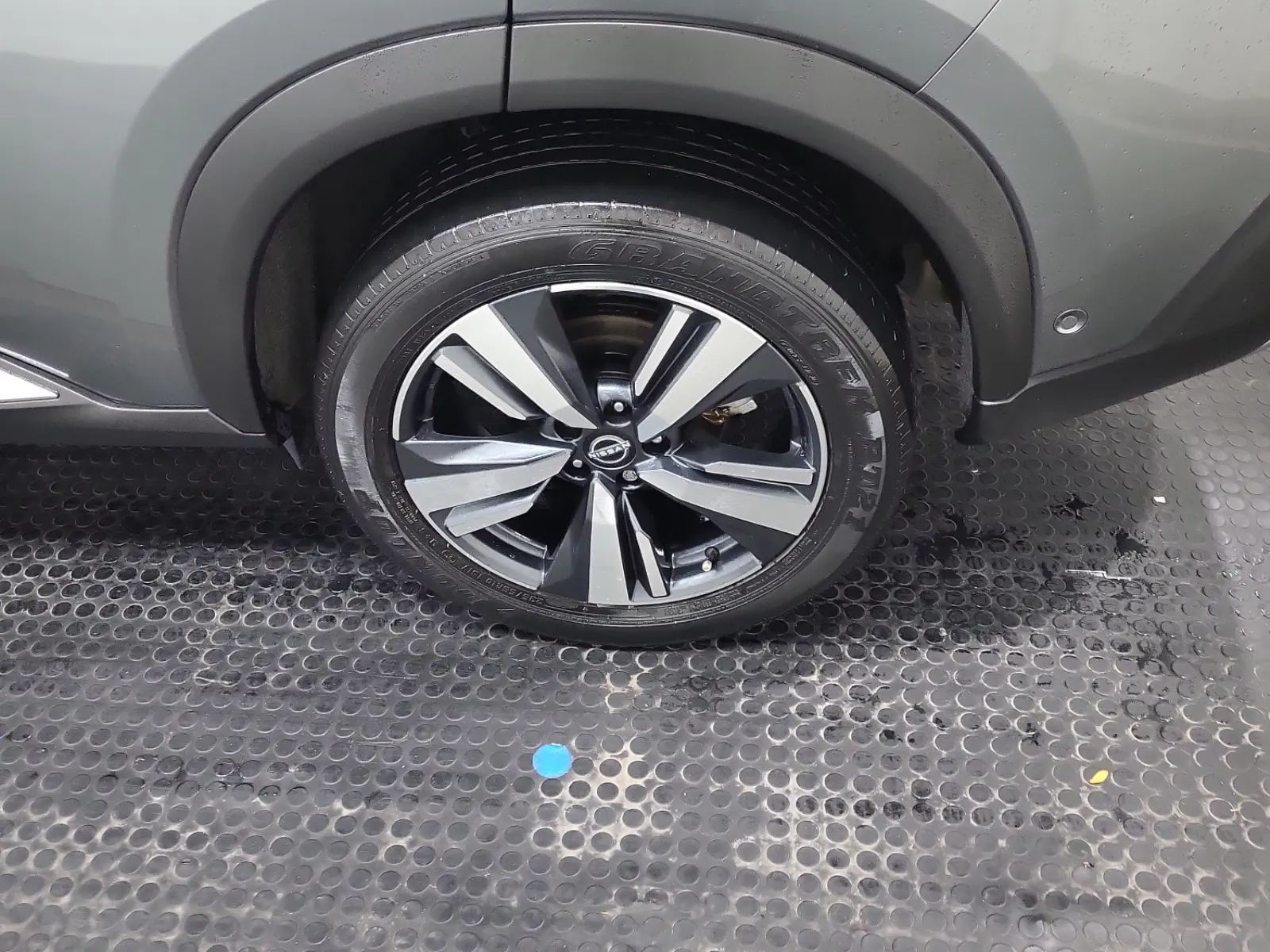 Left Rear Wheel/Tire Photo