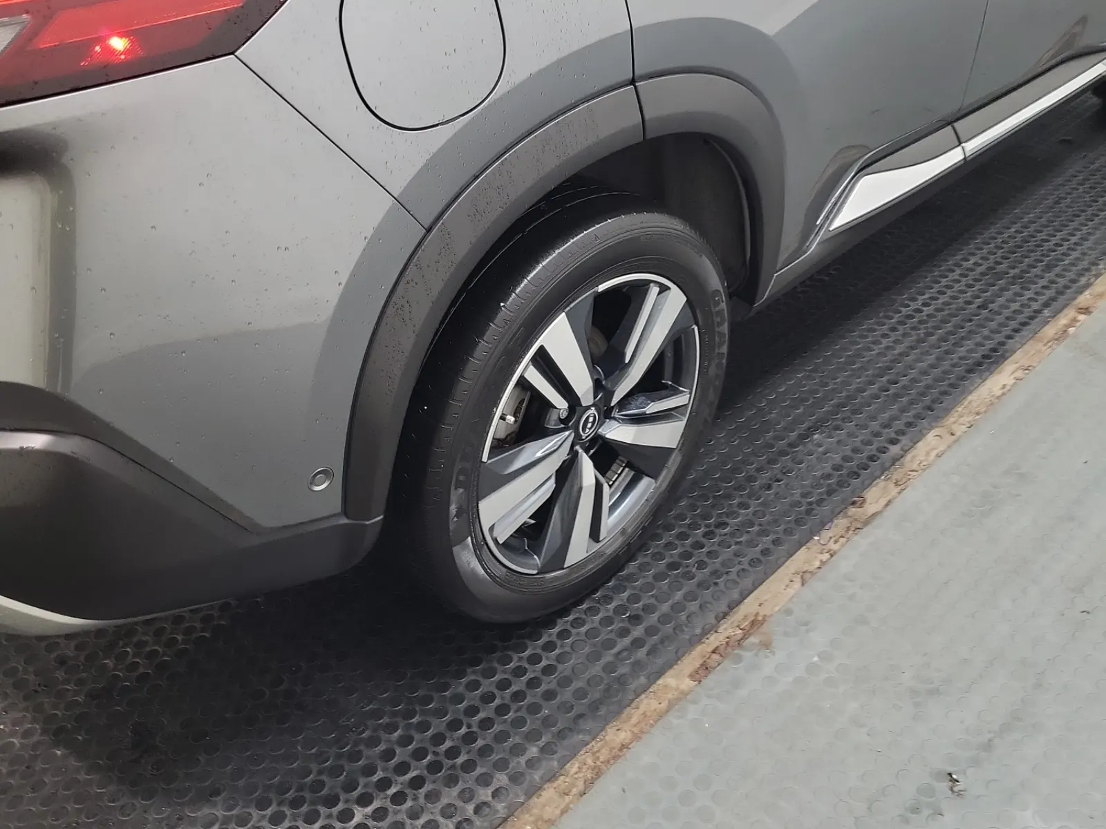 Right Rear Wheel/Tire Photo