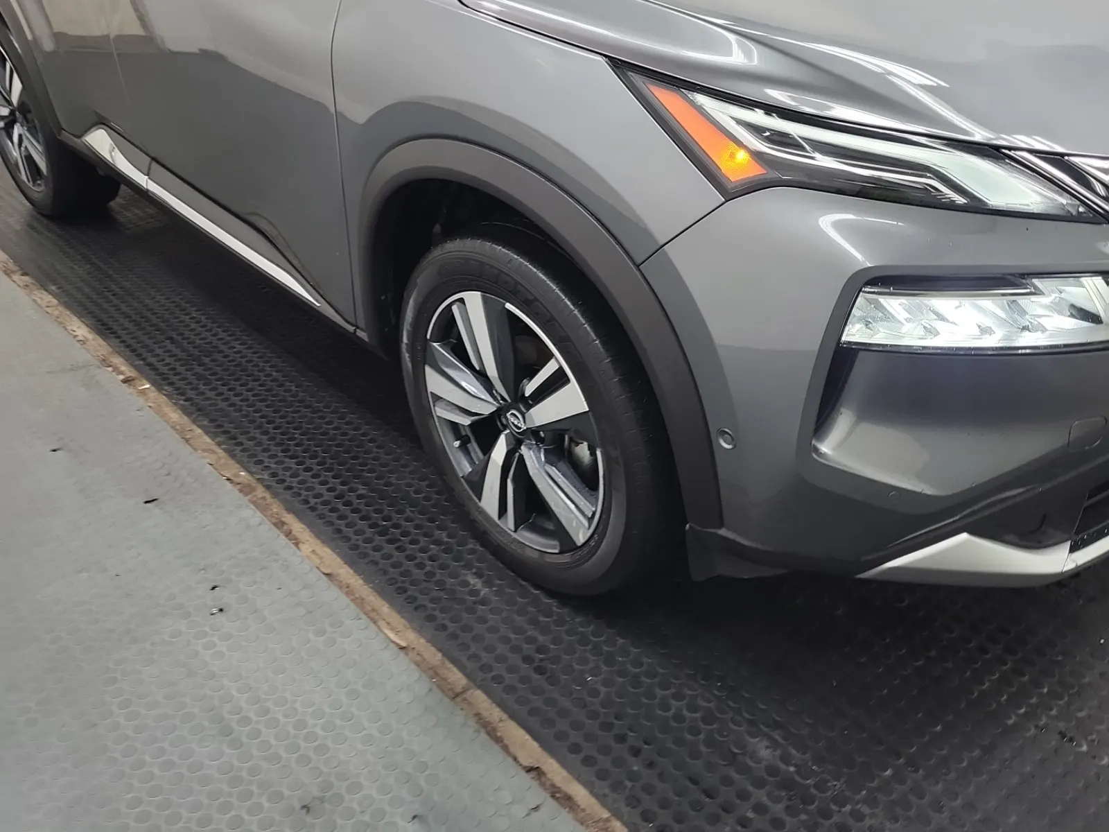 Right Front Wheel/Tire Photo