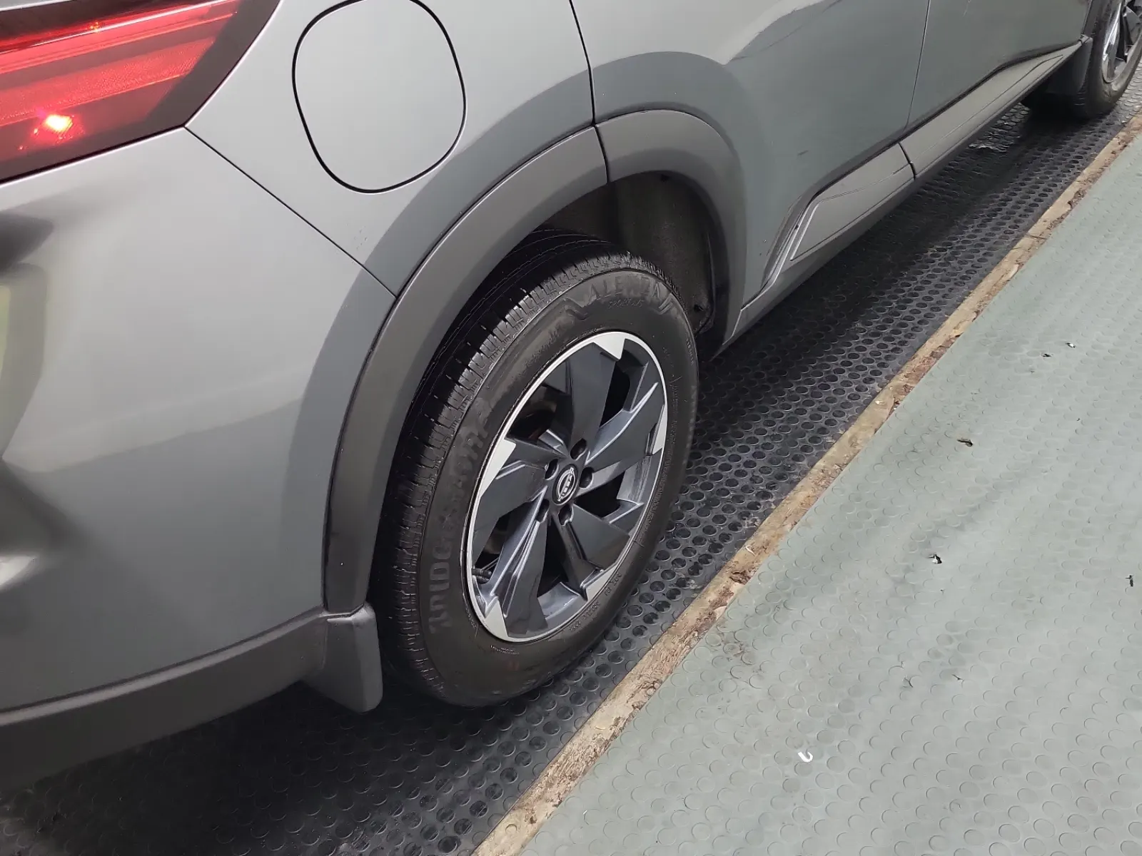 Right Rear Wheel/Tire Photo