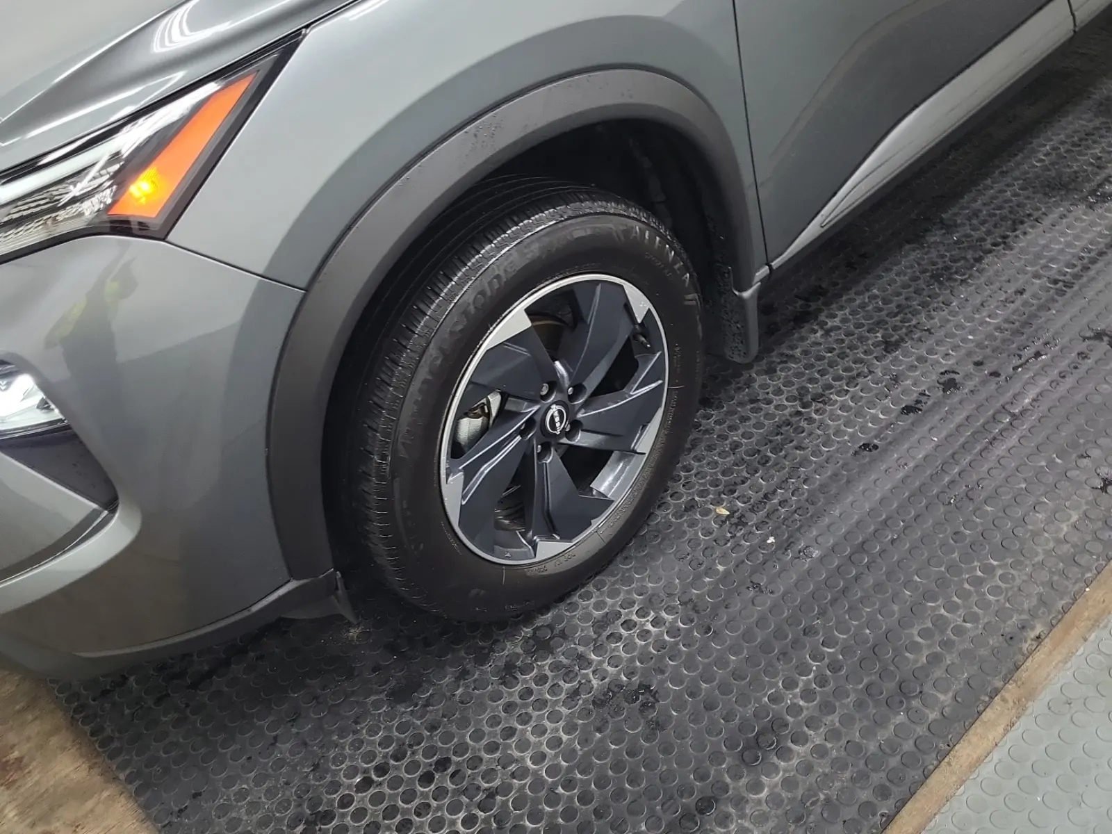 Front driver wheel/tire photo