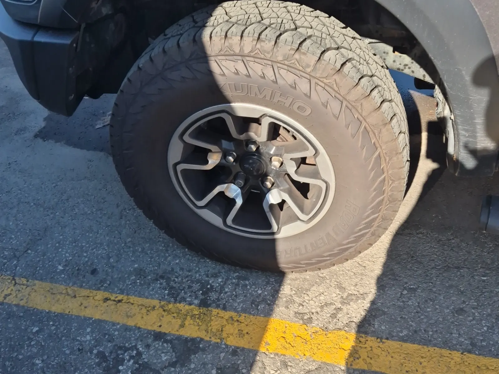 Front driver wheel/tire photo