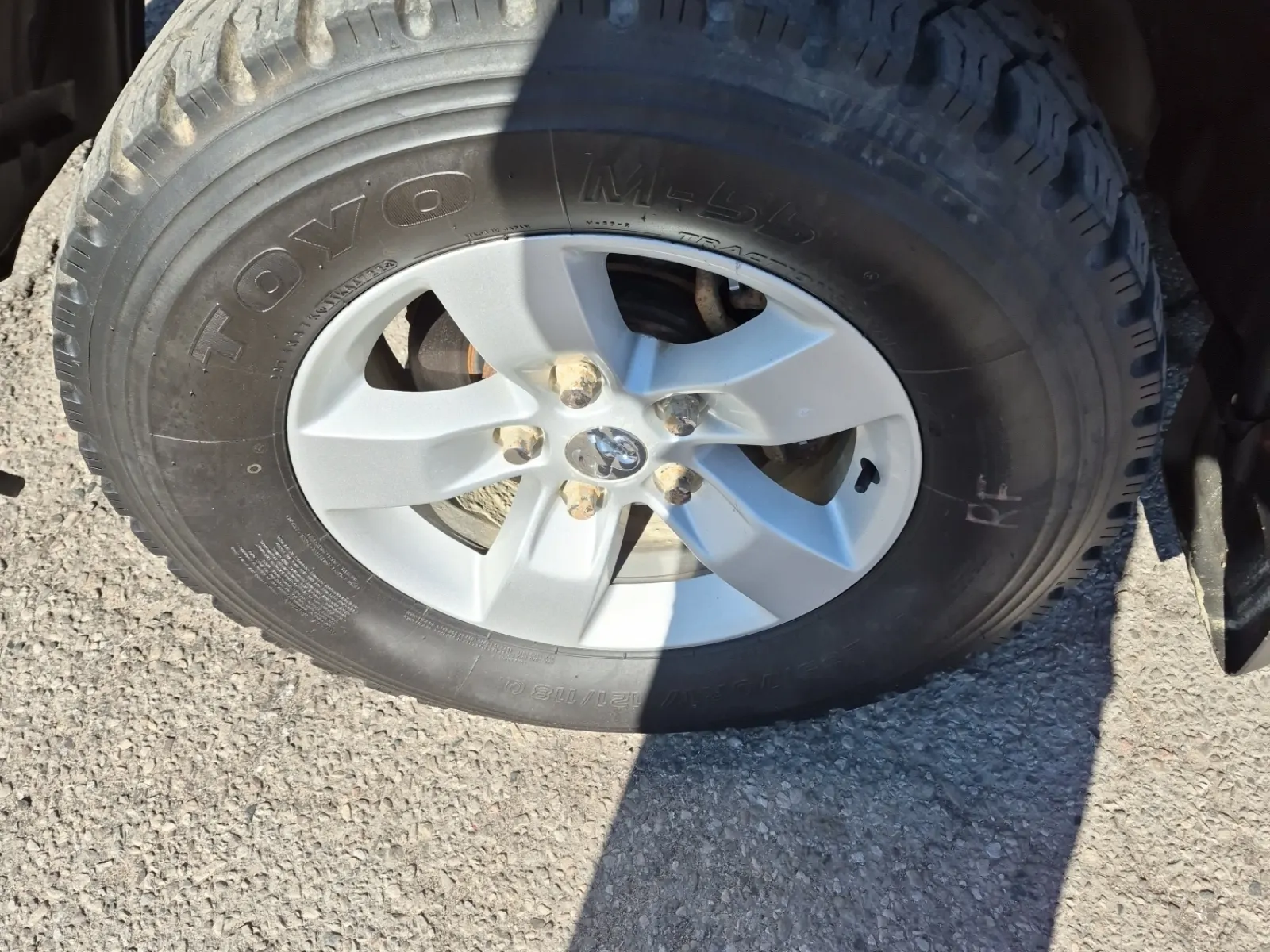 Front driver wheel/tire photo